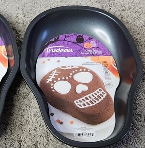 Trudeau Skull-Shape Baking Pan